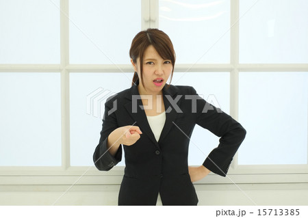 叱る女性 15713385