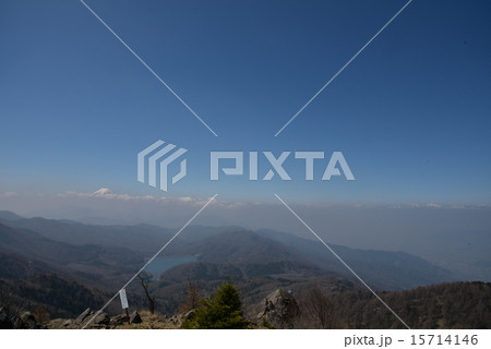 大菩薩峠から望む富士山と大菩薩湖 15714146