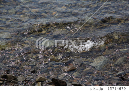 砂利浜の波打ち際 15714679