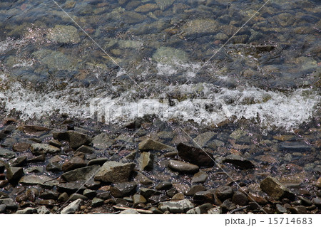 砂利浜の波打ち際 15714683