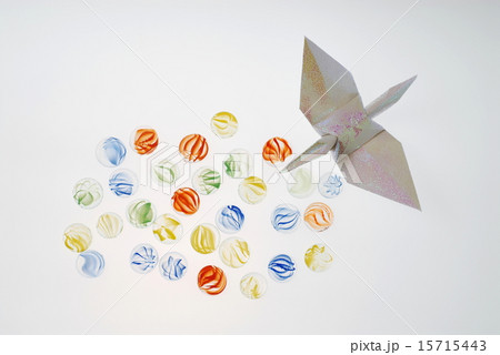 折り紙で折った鶴とおはじき の写真素材