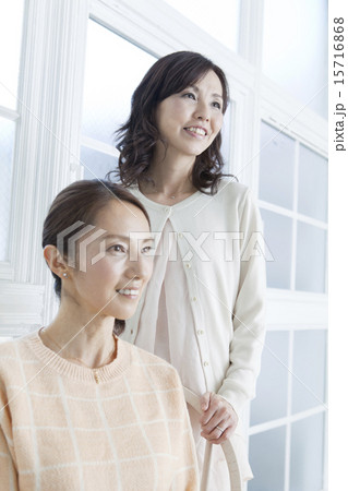 笑顔の中年女性2人 15716868
