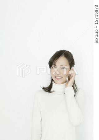 携帯電話で話す中年女性 15716873