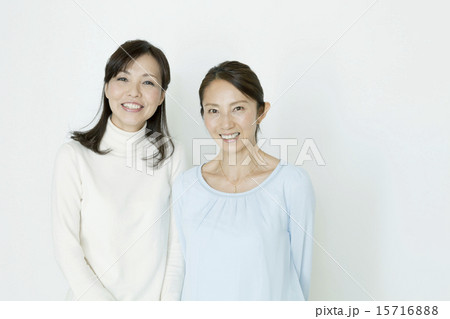 中年女性2人 15716888