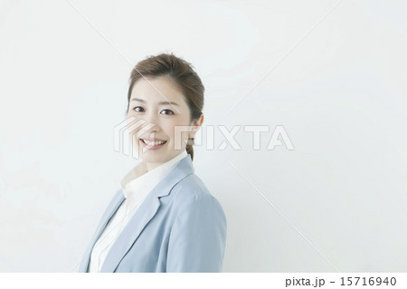 ヤングビジネスウーマンポートレート 15716940