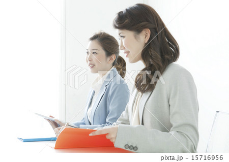 打ち合わせをするヤングビジネスウーマン2人 15716956