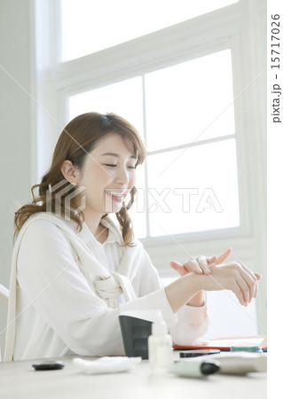サンプルを試す若い女性 15717026
