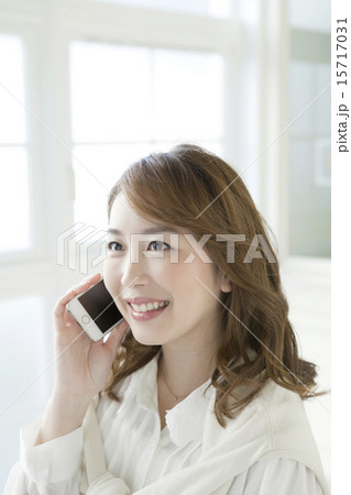 携帯電話で話すビジネスウーマン 15717031