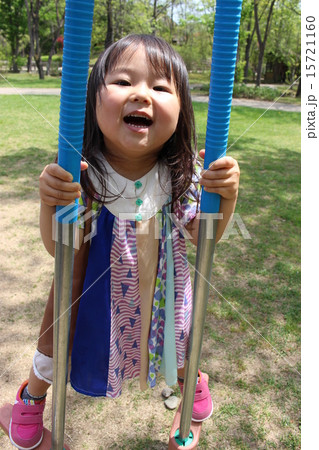 竹馬をする子供 15721160