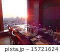ホテル高層階のレストラン（夕日） 15721624