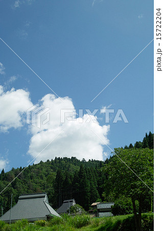 夏空の山村風景 15722204