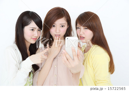 ネットを見て驚く3人 ネットを見て驚く3人 15722565