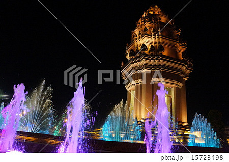 週末のカンボジア　プノンペンの独立記念塔 15723498