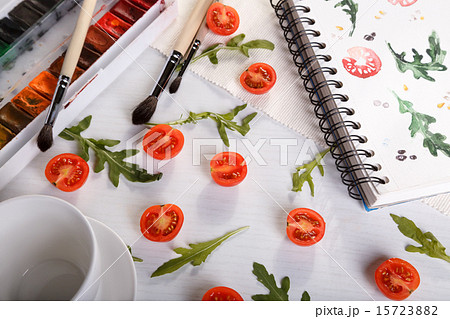 cherry tomatoes ans arugula 15723882