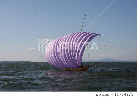 湖面に浮かぶ帆引き船 15724375