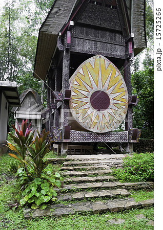 Traditional Toraja family tomb 15725266