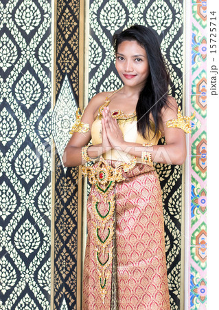 Woman greeting in the traditional Thai style 15725714