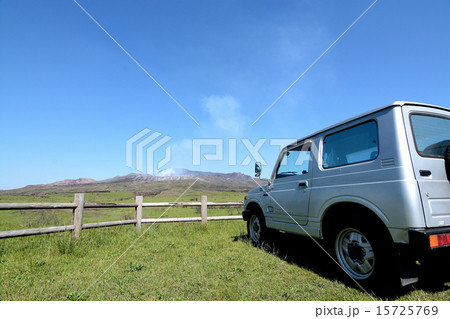 阿蘇山と根子岳とジムニー 15725769