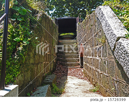 長崎の戦争遺跡　今でも鋼板が残されている装甲観測所　丸出山堡塁 15726399