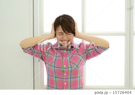 頭をかかえる女性 15726404