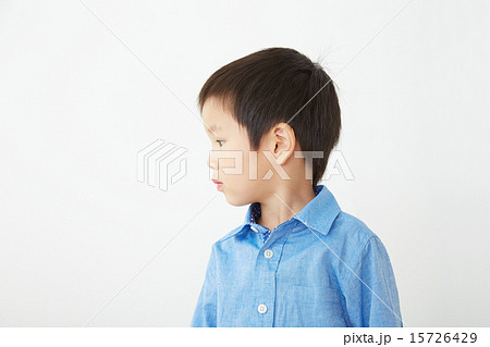 男の子 横顔の写真素材