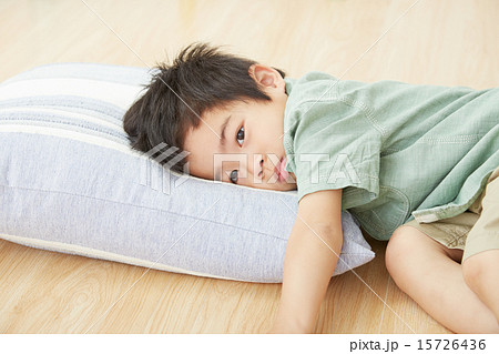 眠そうな男の子 15726436