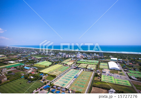 たくさんのテニスコートとホテル街と太平洋と空撮 たくさんのテニスコートとホテル街と太平洋と空撮 15727276