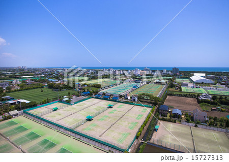 テニスコートのある風景を空撮 15727313