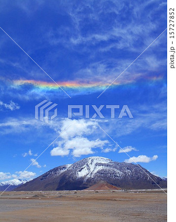 南米アンデス山脈の高地上空に発生したハロー現象の美しい虹色の雲「環水平アーチ」 15727852