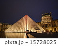 ルーブル美術館のライトアップ 15728025