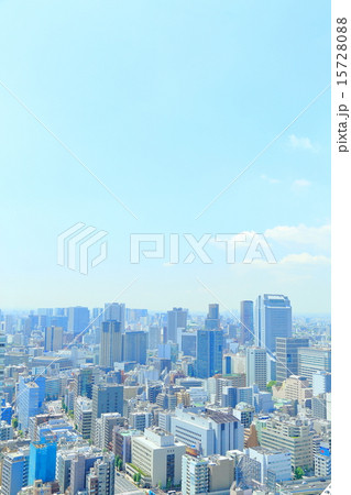 東京の街並み（ビル群と青空の風景） 15728088