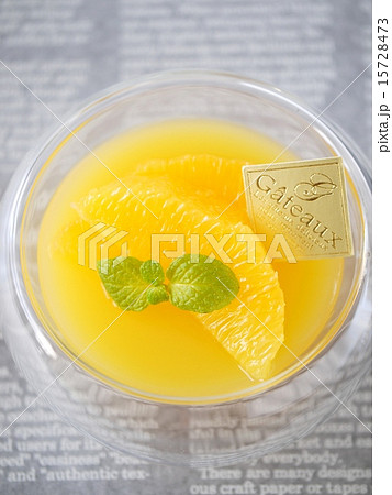 オレンジゼリー 英字背景 (ハイアングル) オレンジゼリー 英字背景 (ハイアングル) 15728473