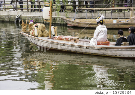 茨城県潮来のあやめ祭りの嫁入り舟 茨城県潮来のあやめ祭りの嫁入り舟 15729534