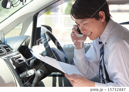 営業 運転免許 仕事 スーツ 車 男性 軽自動車 運転手 サラリーマン ビジネスマン の写真素材