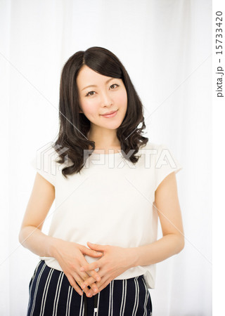 セミロングヘアの女性 セミロングヘアの女性 15733420