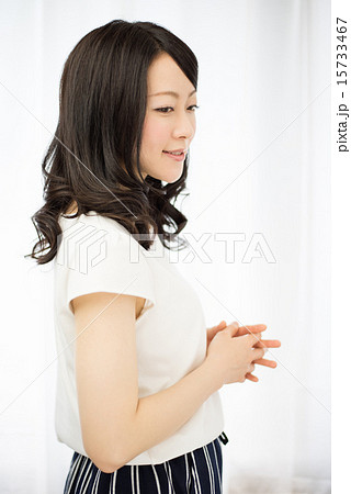 セミロングヘアの女性 15733467
