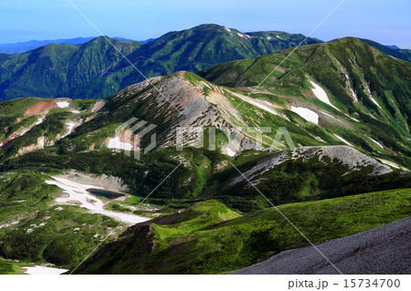 白馬岳の稜線から朝日岳方面を見る 15734700