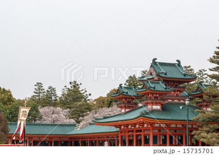 平安神宮 蒼龍楼と桜 平安神宮 蒼龍楼と桜 15735701