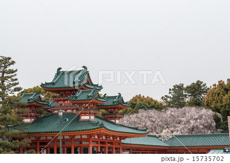 平安神宮 白虎楼と桜 平安神宮 白虎楼と桜 15735702