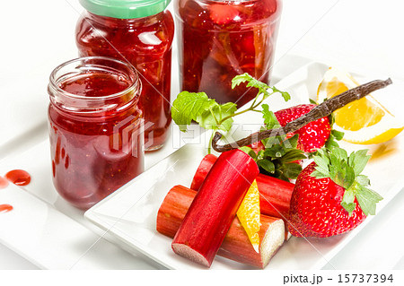 Jam from strawberries, rhubarb and vanilla 15737394