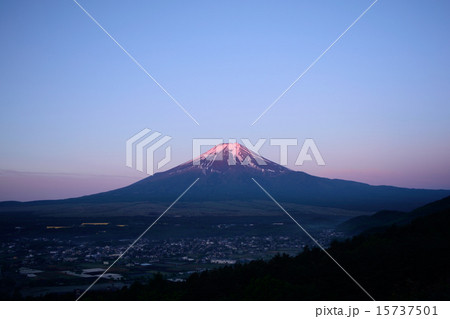 忍野村高座山から夜明けの赤富士 忍野村高座山から夜明けの赤富士 15737501
