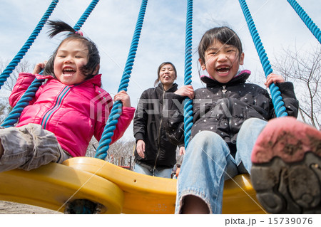 ブランコで遊ぶ子供達 ブランコで遊ぶ子供達 15739076