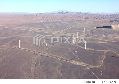 南米チリ北部アンデス山麓の町カラマ近郊の砂漠地帯に建設された風力発電施設 南米チリ北部アンデス山麓の町カラマ近郊の砂漠地帯に建設された風力発電施設 15739649
