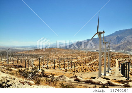 カリフォルニア　Palm Springs近郊の風力発電　ロゴなし 15740194