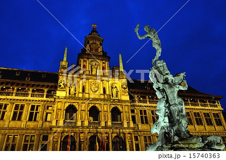 アントワープのマルクト広場　市庁舎とブラボー像 15740363