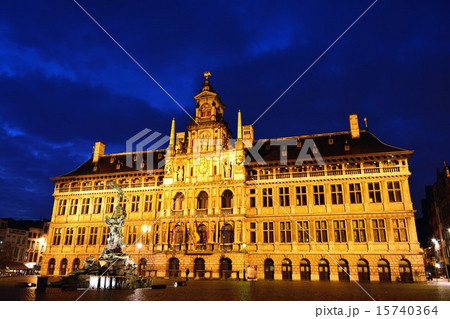 アントワープのマルクト広場　市庁舎とブラボー像 15740364