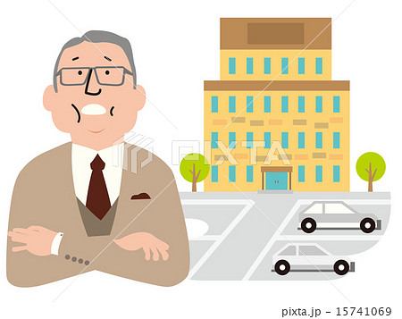 腕組をする年配のスーツの男性と4階建ての建物,駐車場 15741069