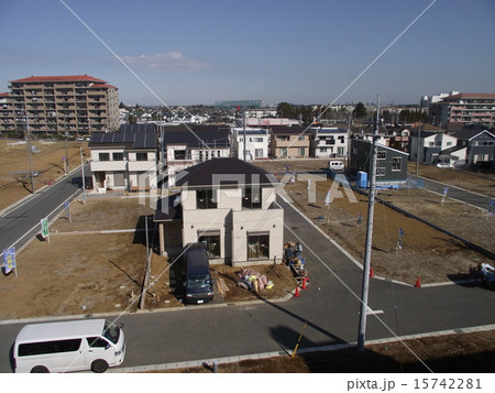 分譲住宅地に一戸建て住宅が建設されていきます 15742281