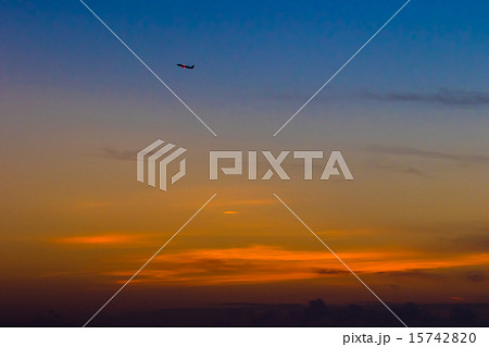 夕焼けと飛行機 夕焼けと飛行機 15742820