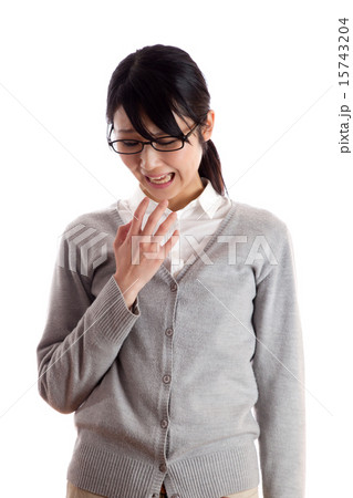 落ち込んだ女性　私服 15743204